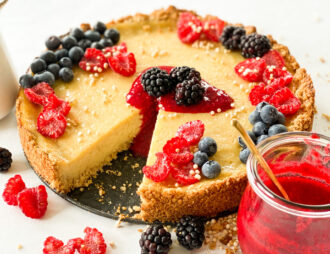 Veganer Käsekuchen, einfach und gelingsicher mit fruchtigem Beeren-Topping.