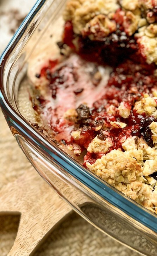 Beeren Crumble mit gefrorenen Früchten in 25 Minuten.