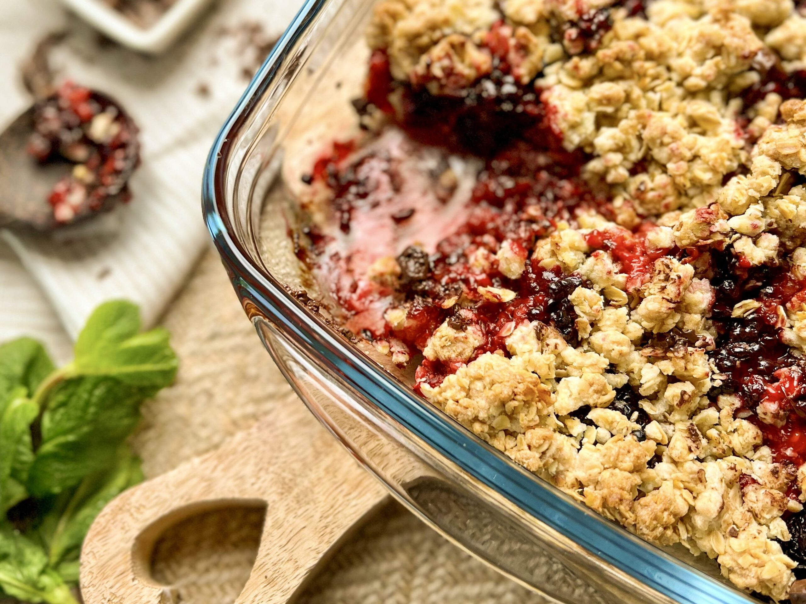 Beeren Crumble mit gefrorenen Früchten in 25 Minuten.