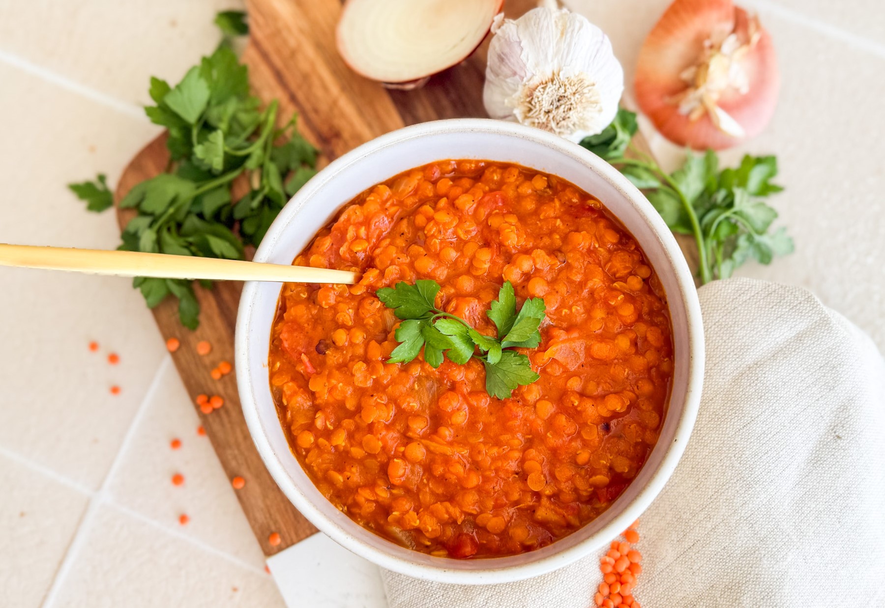 Einfache rote Linsensuppe mit Kokosmilch, lecker in 25 Minuten.