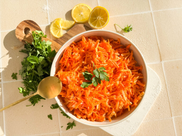 Einfacher Möhrensalat mit Apfel, schnelles 10-Minuten Rezept.