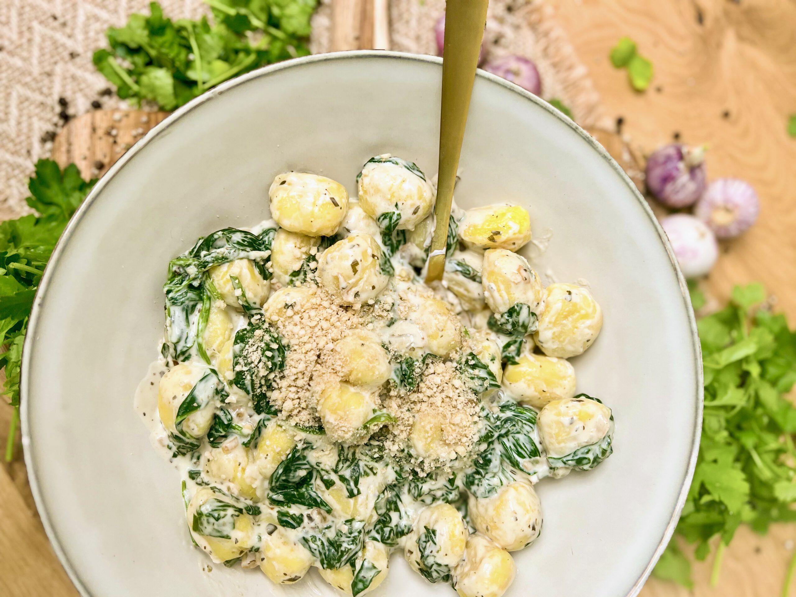 Gnocchi mit Spinat Sahne Soße, einfaches Rezept in 15 Minuten.