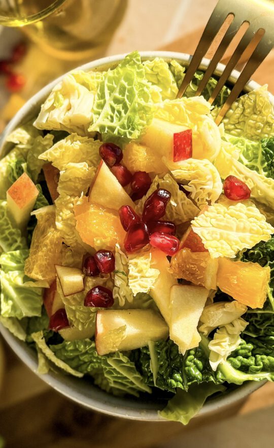 Wintersalat mit Apfel, einfaches 10-Minuten-Rezept.