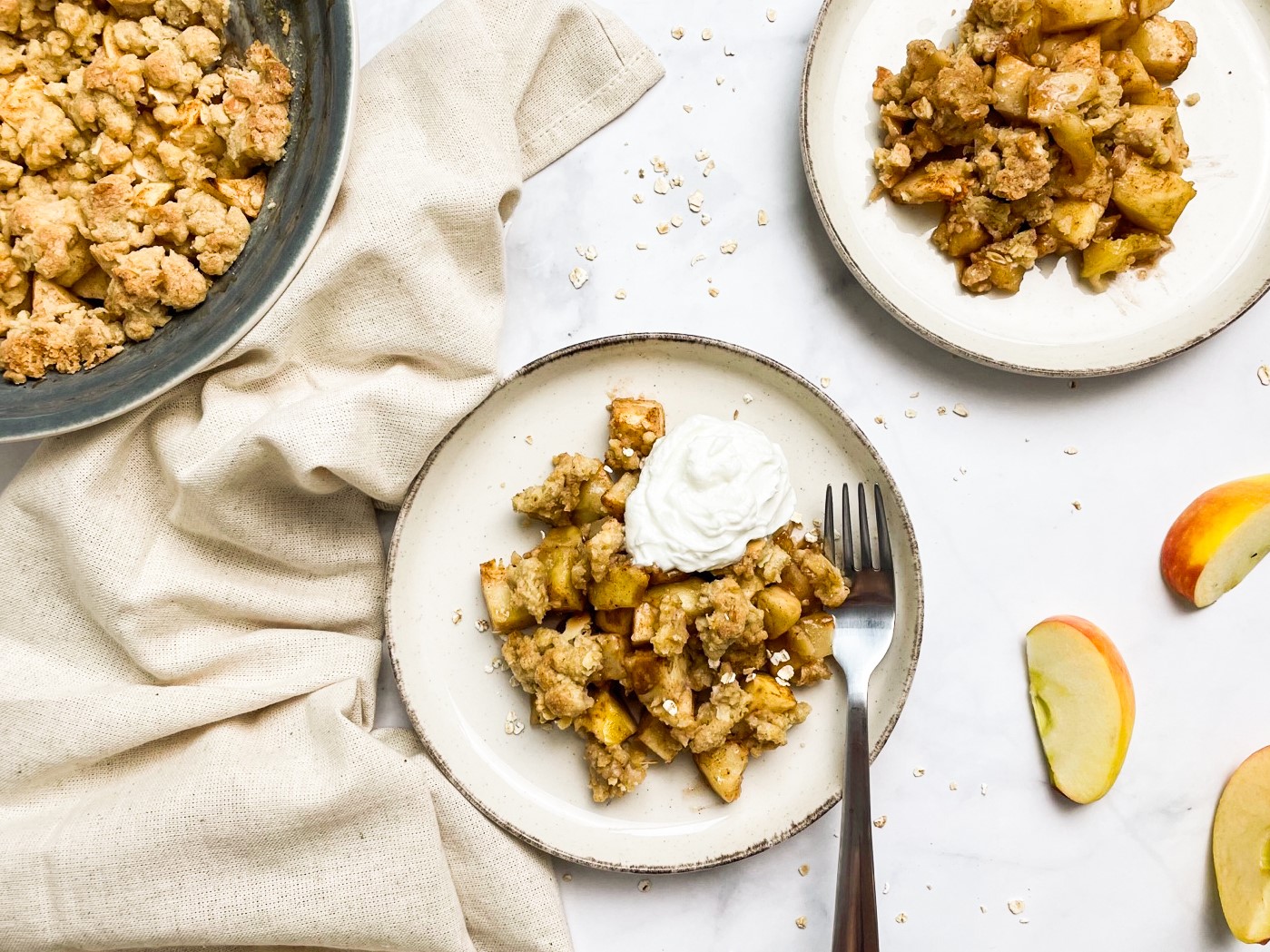 Apfel Crumble mit Mandeln und Haferflocken, schnell und einfach in 30 Minuten gebacken.