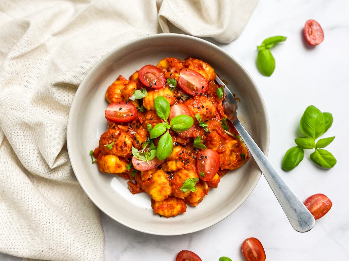 Gnocchi Pfanne mit Tomaten, Knoblauch und Sahne. Enfaches Rezept in 20 Minuten!