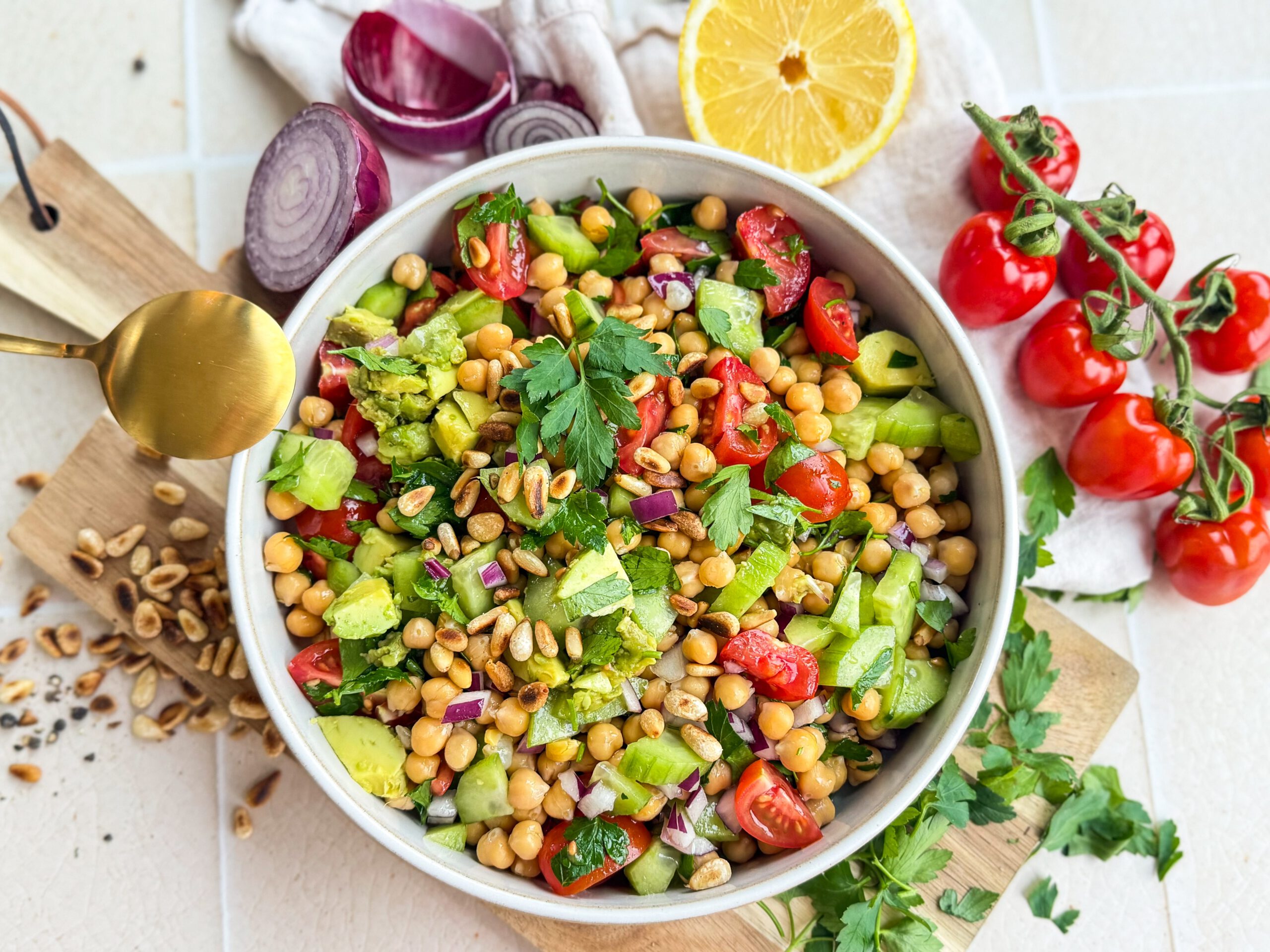 Kichererbsen Salat mit Avocado, schnelles 10 Minuten-Rezept.