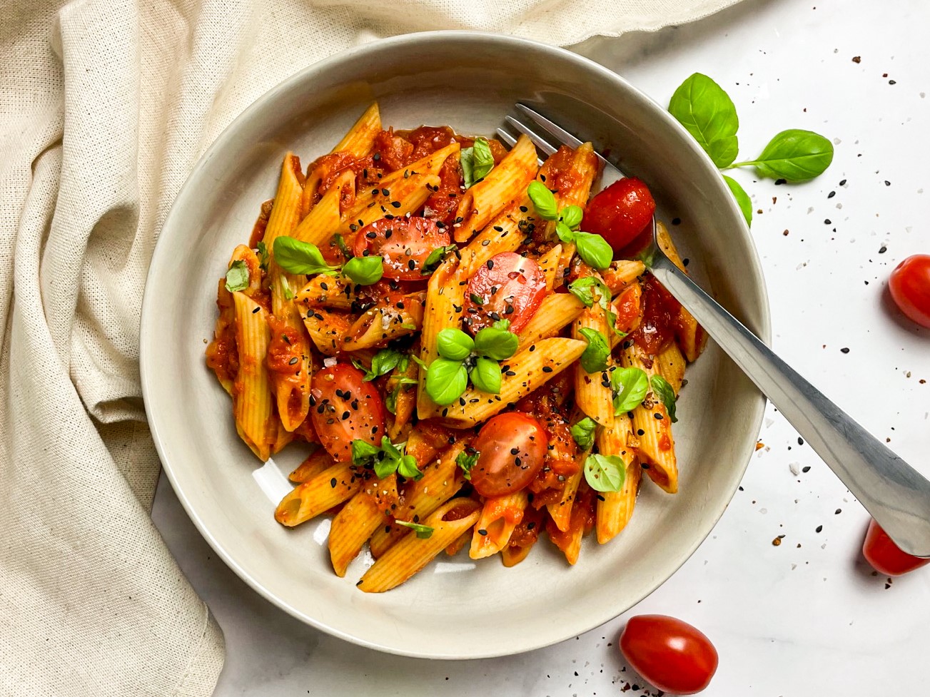 Pasta Arrabiata Rezept original mit Tomatenmark, Zwiebeln, Knoblauch und Chili. Einfach und schnell in 20 Minuten!