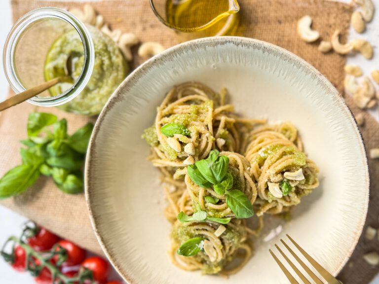 Rezept Basilikum Pesto selber machen in 5 Minuten!