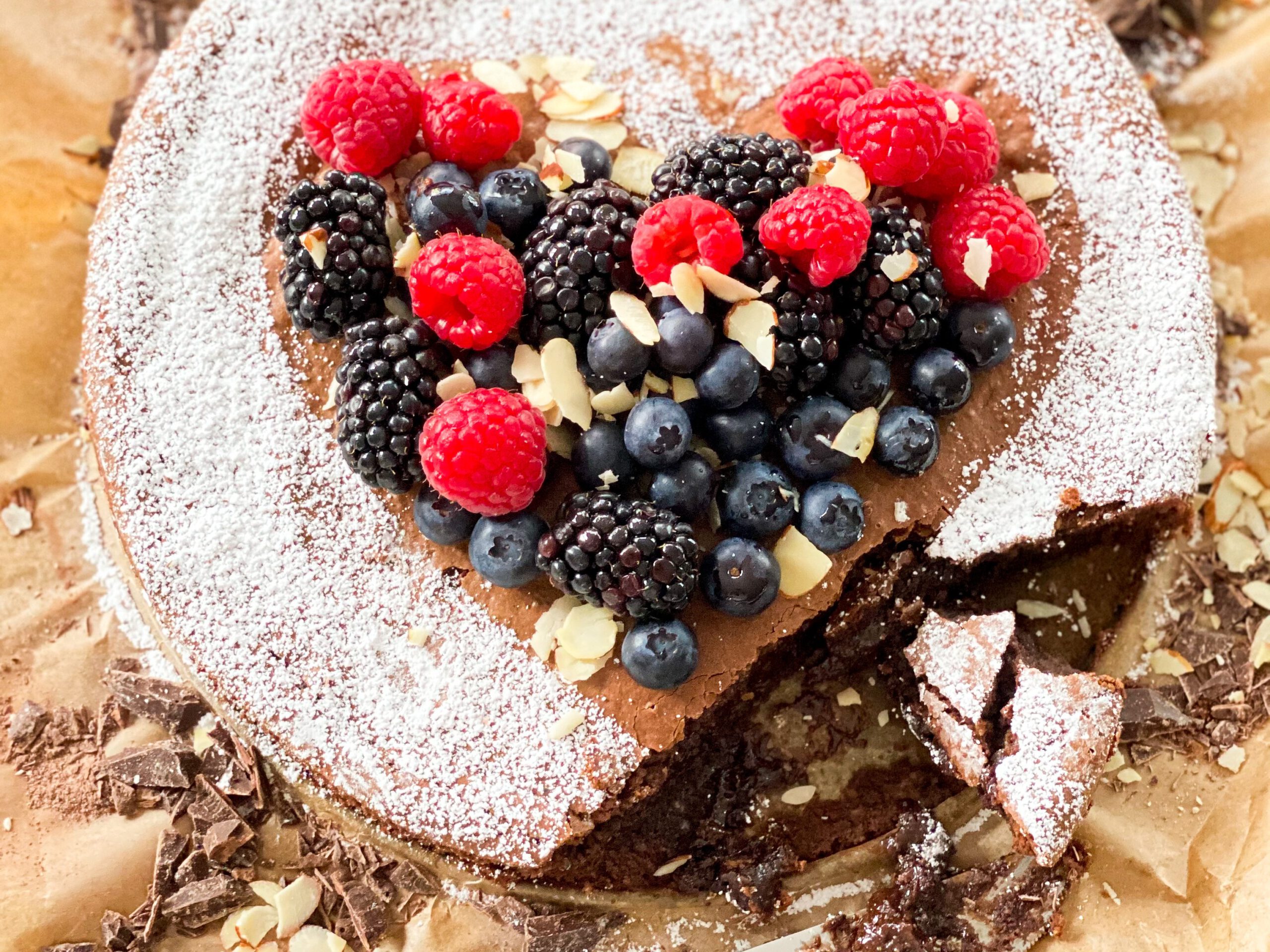 Vegane Schoko Tarte mit viel Zartbitterschokolade, gemahlenen Mandeln, Margarine und Mehl. Extra saftig! Einfaches Rezept in 40 Minuten!