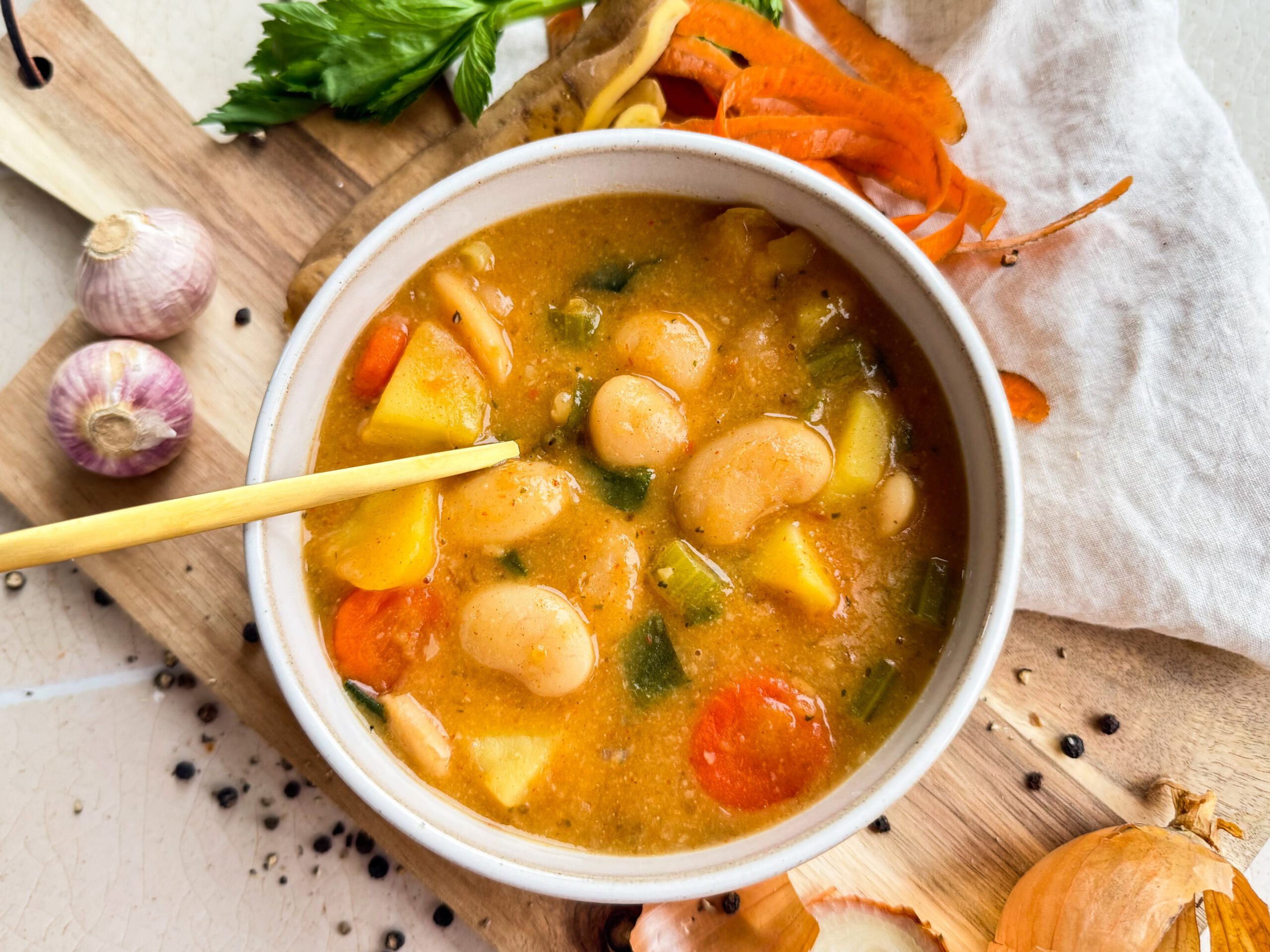 Weiße Bohnensuppe mit Kartoffeln, einfaches Rezept in 20 Minuten.