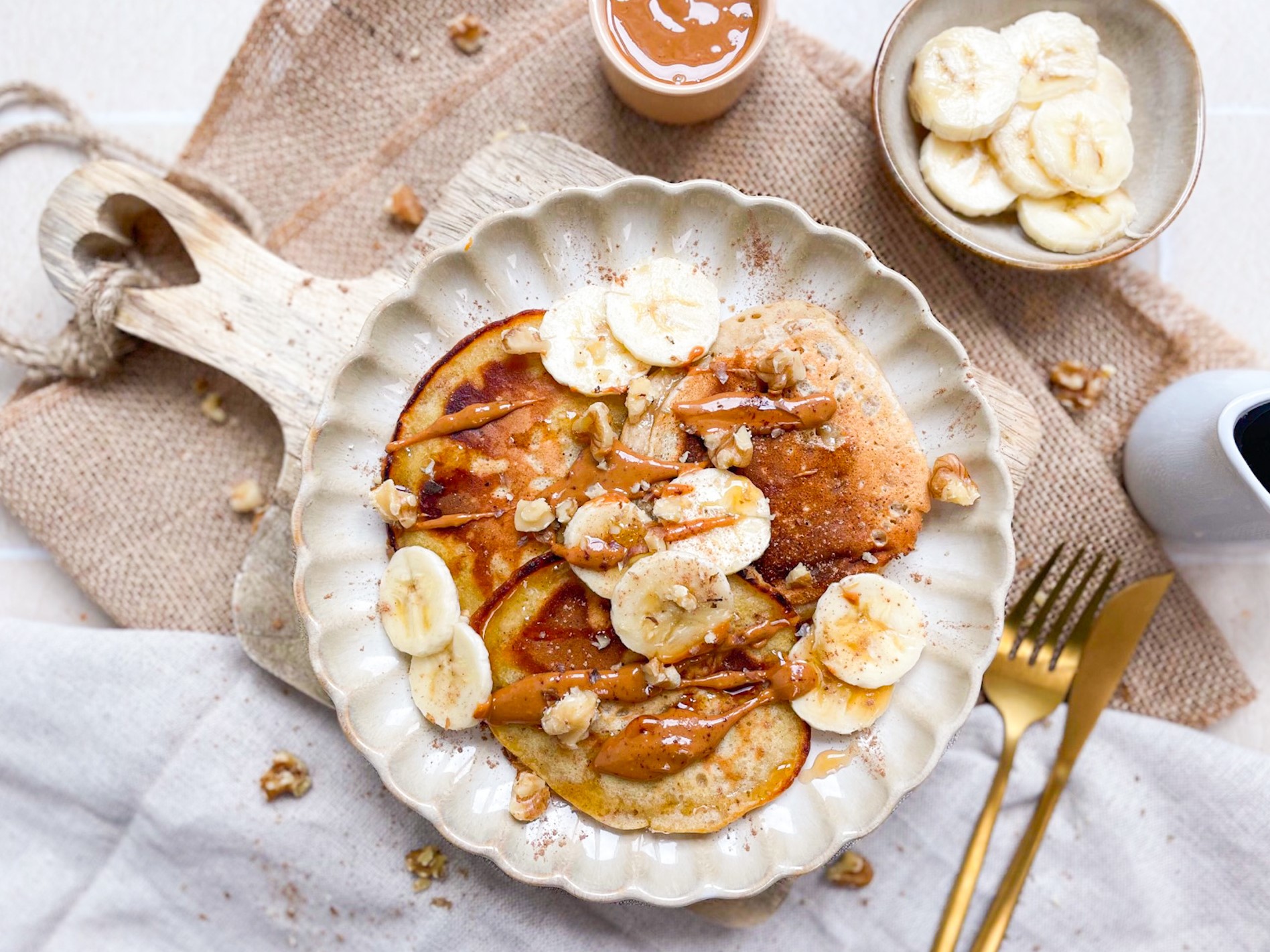 Bananen Pancakes ohne Ei und Zucker, mit Ahornsirup, Hafermilch und Mehl. Einfach, vegan und lecker in 15 Minuten!