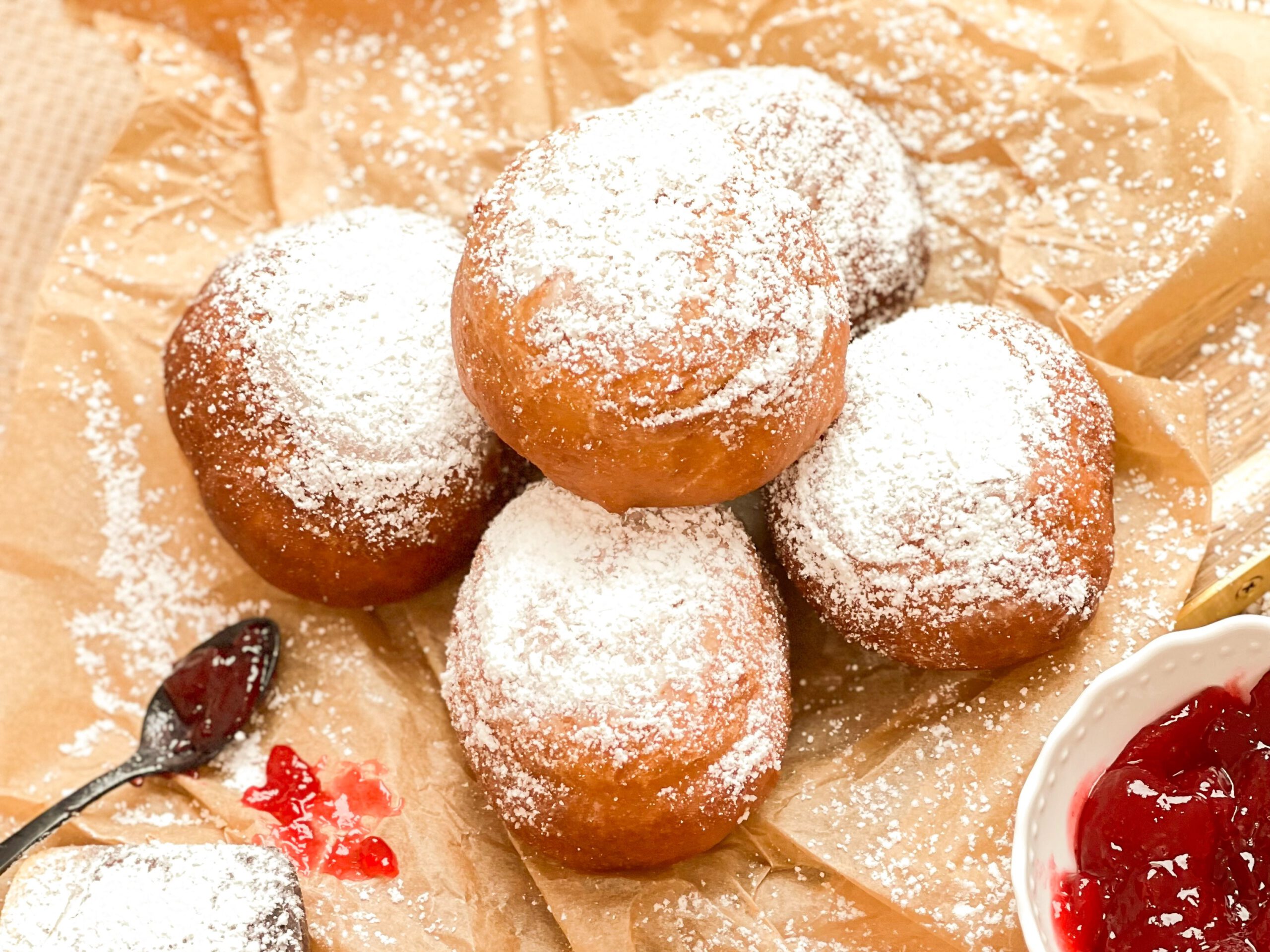 Berliner Rezept ohne Ei, mit frischer Hefe, Mehl. Margarine und Hafermilch. Einfaches Rezept mit Marmeladenfüllung.