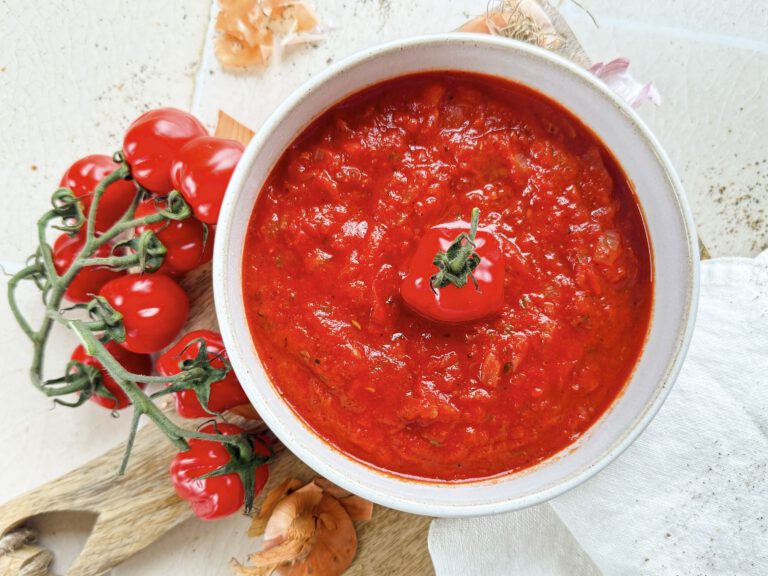 Beste Tomatensauce selber machen mit Tomaten, Knoblauch, Zwiebel, Oregano, Basilikum und Tomatenmark. Einfaches Rezept in 20 Minuten!