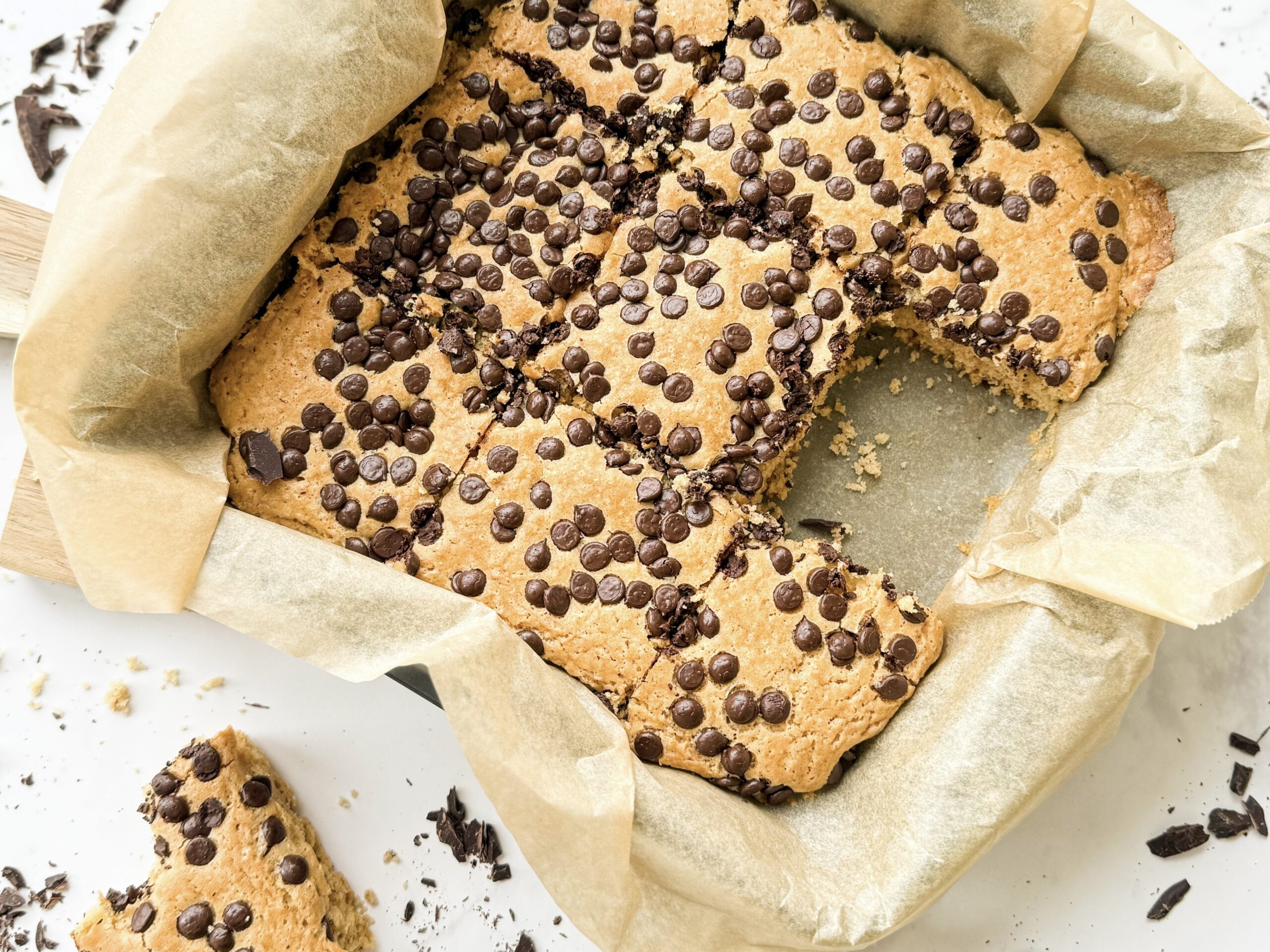 Blondies Rezept vegan mit Mehl, Margarine, braunem Zucker und Zartbitter-Schokodrops. Einfaches Rezept in 30 Minuten!