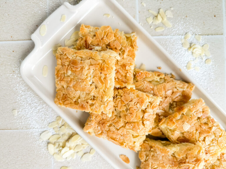 Butterkuchen ohne Ei mit Mandeln, einer Zuckerschicht, Mehl, Margarine und Hafermilch. Einfach und lecker in nur 40 Minuten gebacken!