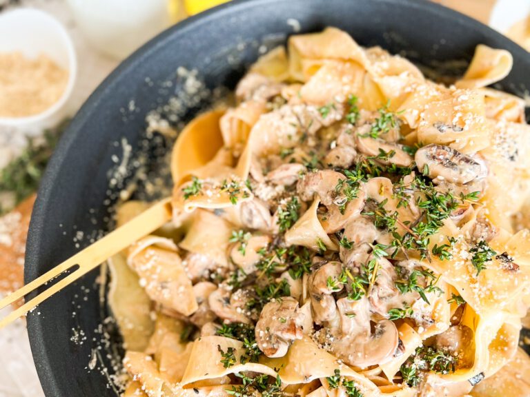 Champignon Rahm Sauce mit frischen braunen Champignons, cremiger Sauce aus Sahne und Gemüsebrühe und frischer Pasta. Einfaches Rezept in 15 Minuten!