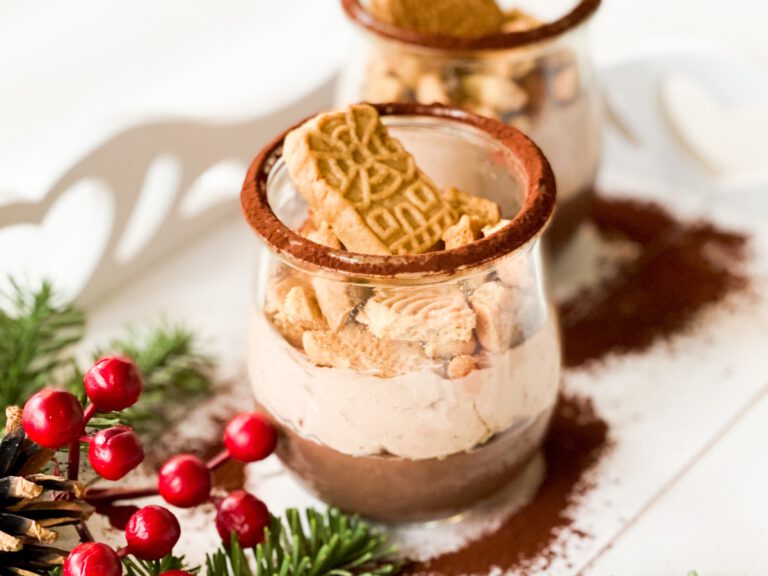 Dessert im Glas mit Spekulatius, einer cremigen Schokoschicht, Spekulatius-Crem-Schicht und Spekulatius als Abschluss. Ein einfaches Rezept in 20 Minuten zubereitet