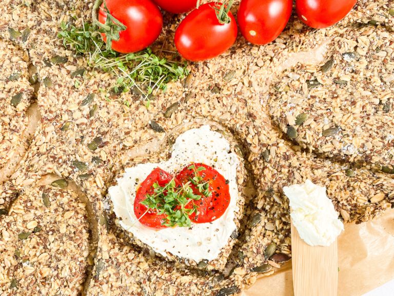 Gesundes Knäckebrot selber machen mit vielen verschiedenen Saaten wie Sonnenblumenkernen, Kürbiskernen, Sesam und Leinsamen. Einfaches Rezept in 30 Minuten.