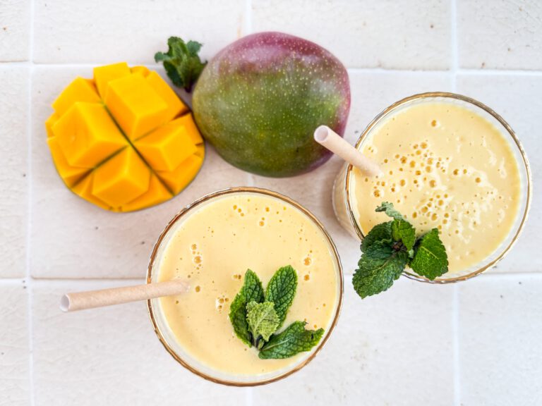 Indisches Getränk Mango Lassi mit frischer Mango, Mandelmilch, Sojajoghurt, Zitronensaft und Zimt. Gesund und einfach in 5 Minuten zubereitet.