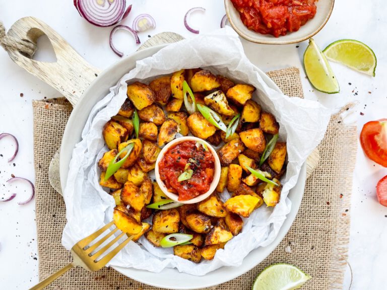 Patatas Bravas selber machen mit Kartoffeln und würzigem Tomaten-Dipp. Einfaches Rezept in 30 Minuten!