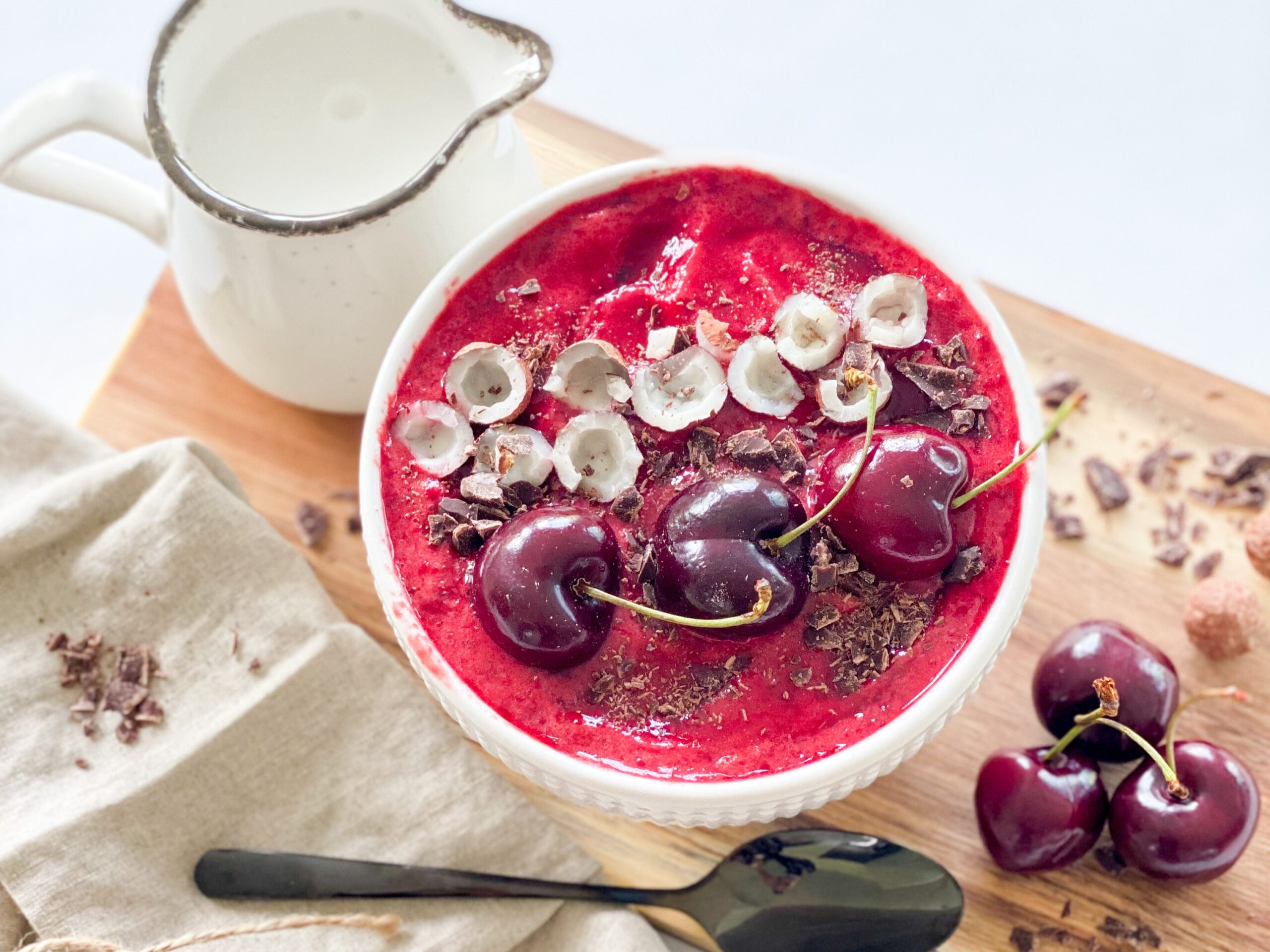 Smoothie Bowl mit Beeren, Haferflocken, Mandelmilch, einer reifen Banane und Agavendicksaft. Als gesundes Frühstück oder ein schneller Snack! In 5 Minuten zubereitet mit tiefgefrorenen Beeren.