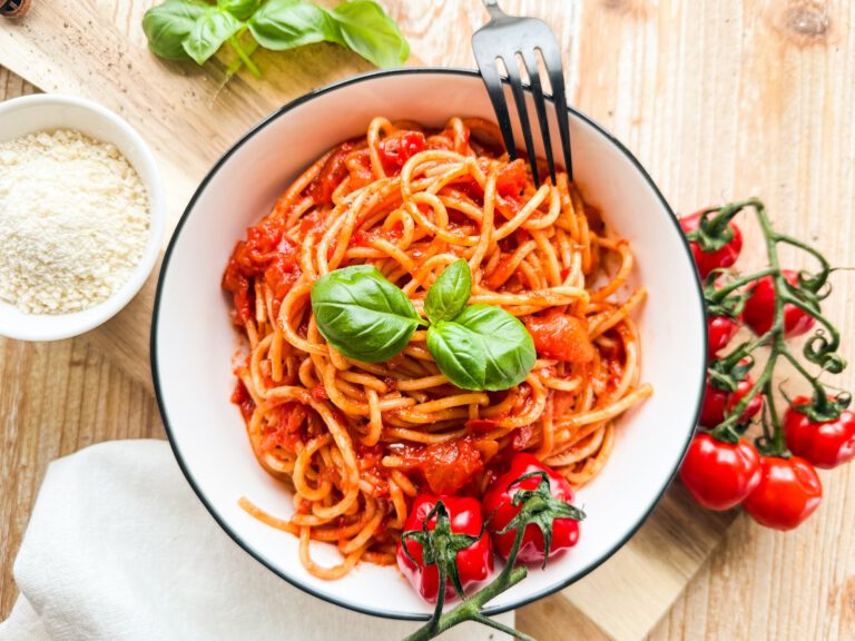 Spaghetti Napoli Original mit Tomaten, Oregano, Zwiebel, Knoblauch und Paprikapulver. Einfach und lecker in 15 Minuten!