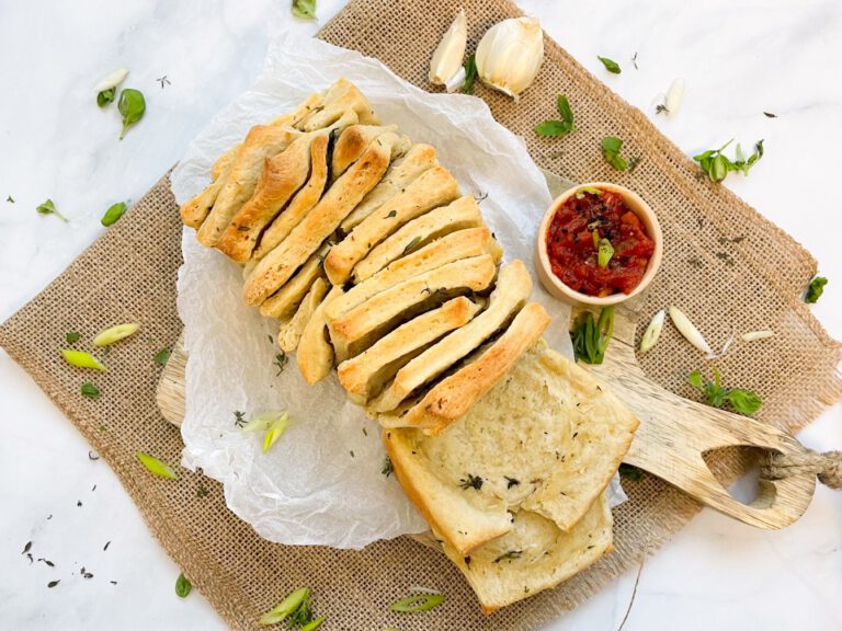 Zupfbrot mit Knoblauch, einfaches Rezept mit Knoblauch, frischen Kräutern und Hefeteig. Perfekt als Snack oder Beilage zum Grillen!