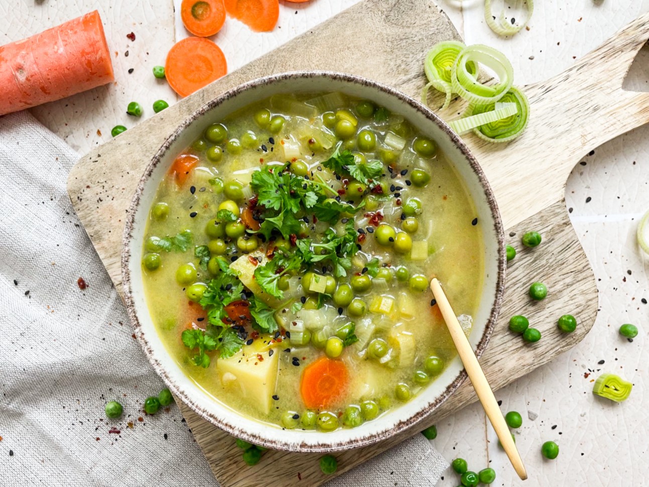 Cremige Erbsensuppe mit Kartoffeln, Möhren und Erbsen. Einfaches Rezept in 25 Minuten!