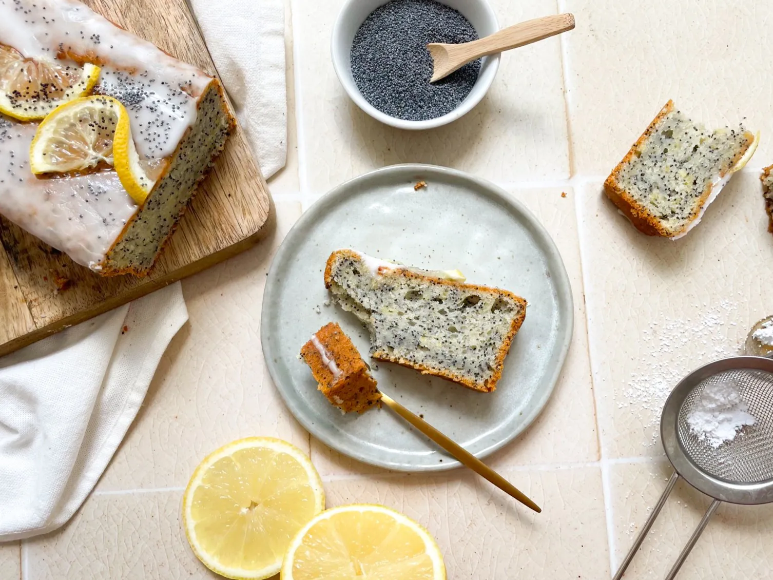 Veganer Zitrone Mohn Kuchen mit fluffigem Rührteig, gemahlenem Mohn und Zitronenglasur. Einfach und lecker in nur 60 Minuten mit herkömmlichen Supermarkt-Zutaten gebacken!