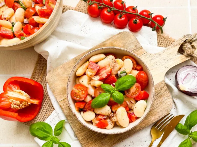Weiße Bohnen Salat Rezept mit weißen, gekochten Bohnen, roter Paprika, roter Zwiebel, frischem Basilikum und einem Dressing aus Öl, Senf und Apfelessig. Einfach und lecker in nur 10 Minuten zubereitet!